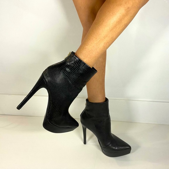 Black heels with gold zipper size 7,5, only used one time - Picture 2 of 4